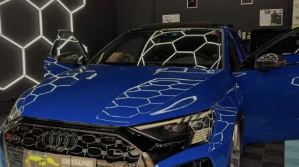 Audi bleue dans un studio de detailing